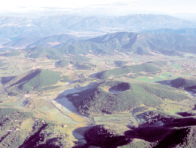 Vista aèria dels volcans de la Garrotxa (Juli Pérez - Vol de Coloms).